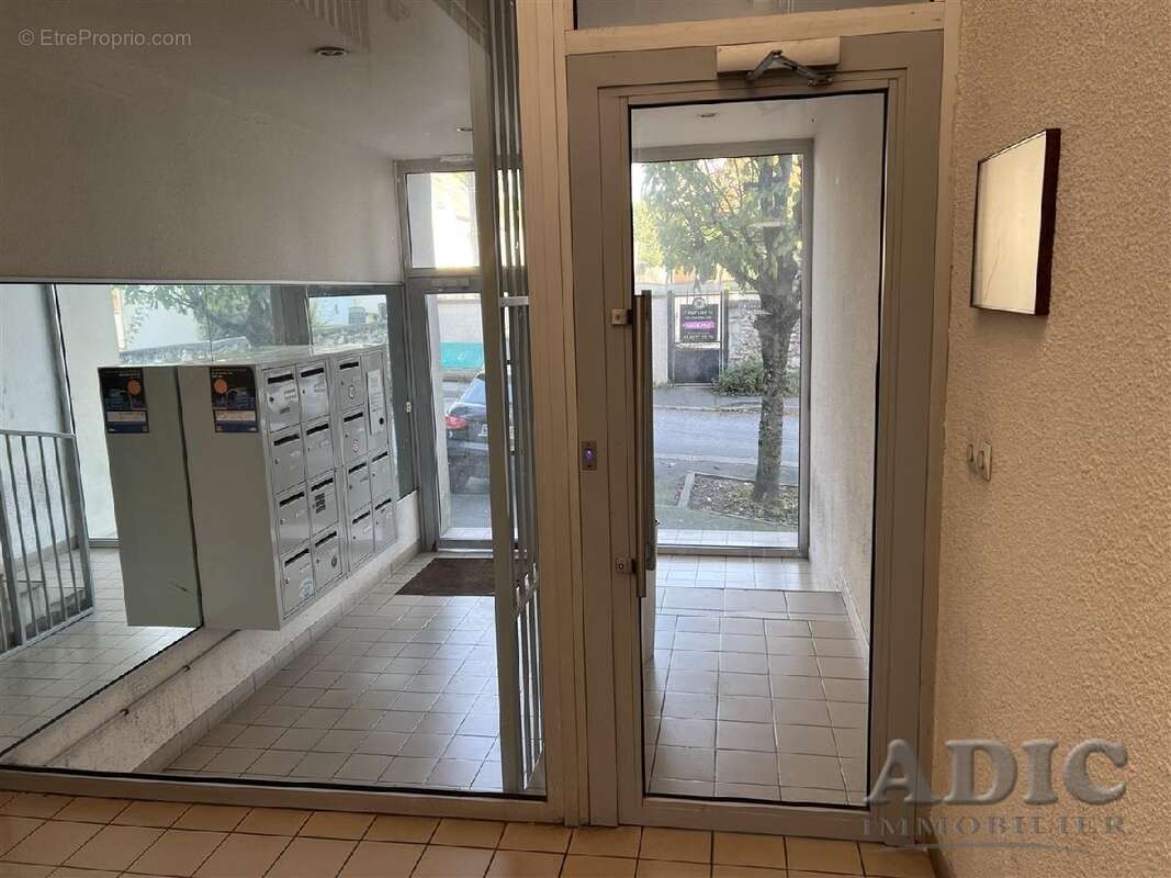 Commerce 79 m² à Dammartin-En-Goele  - photo 4