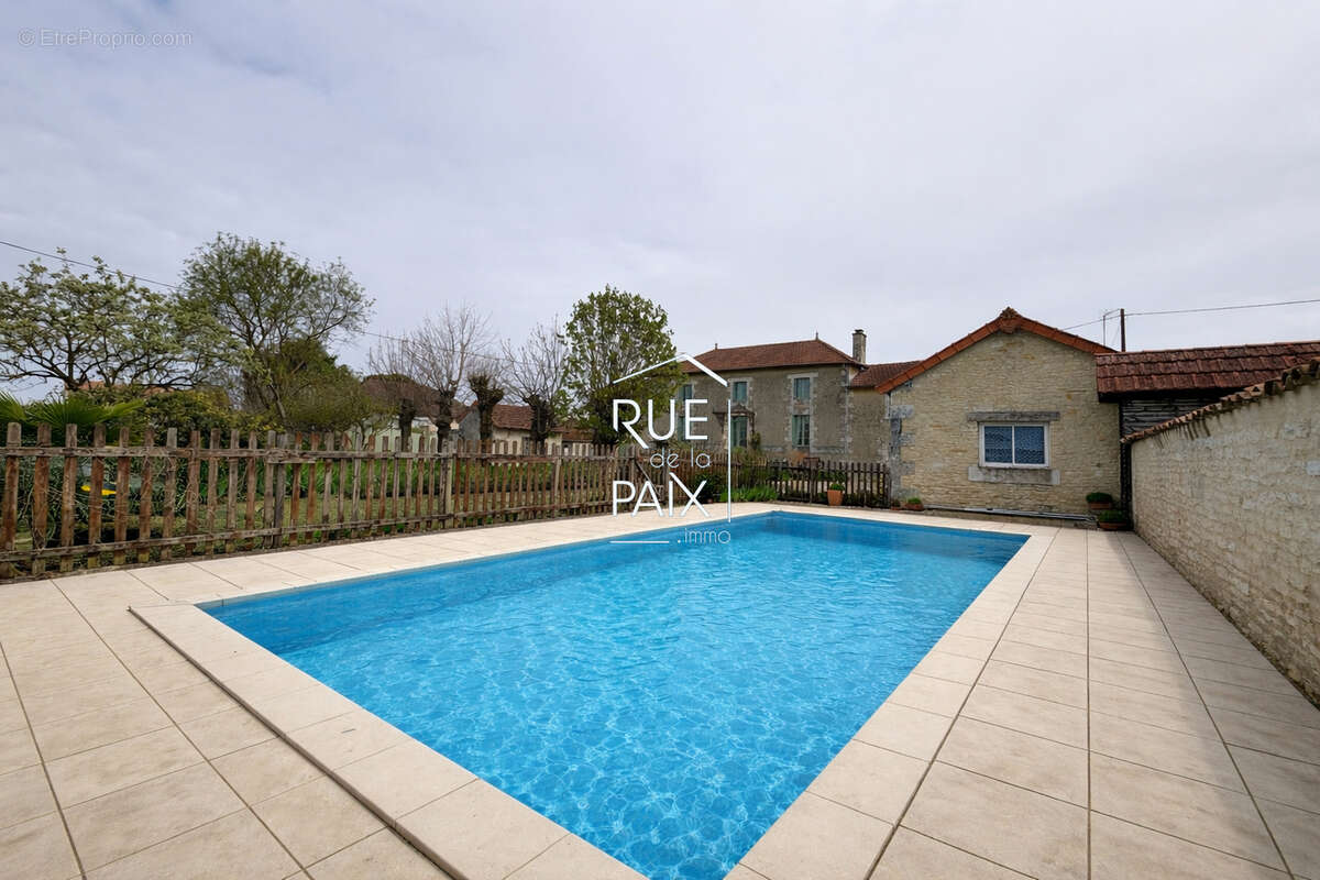 Maison à VENDEUVRE-DU-POITOU