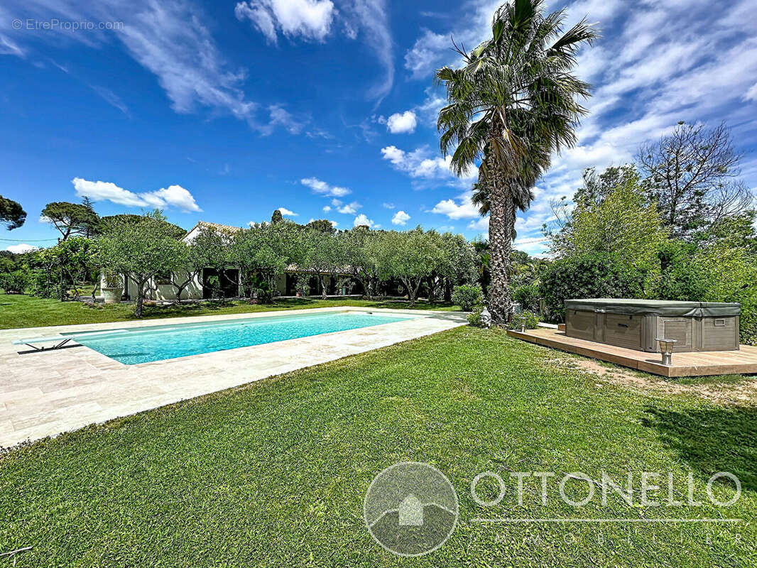 Maison à ROQUEBRUNE-SUR-ARGENS