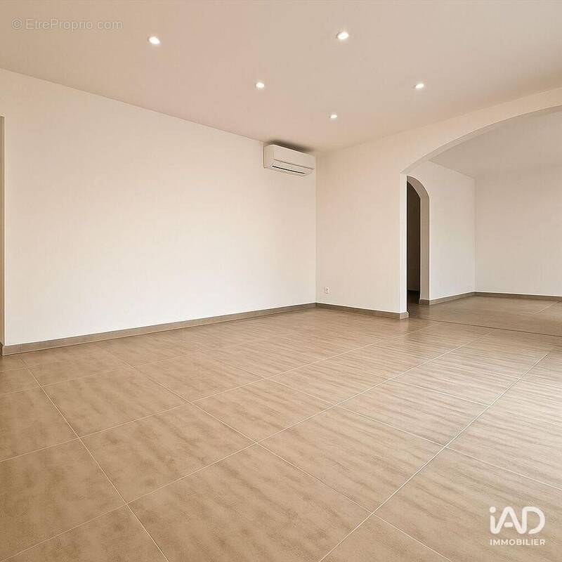 Photo 1 - Commerce à SAINT-MARTIN-DE-CRAU