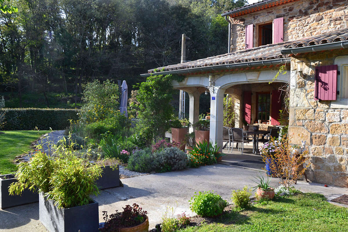 Proche les Vans beau Mas de 220 m² avec gites sur3.7 hectares de terrain - photo 6