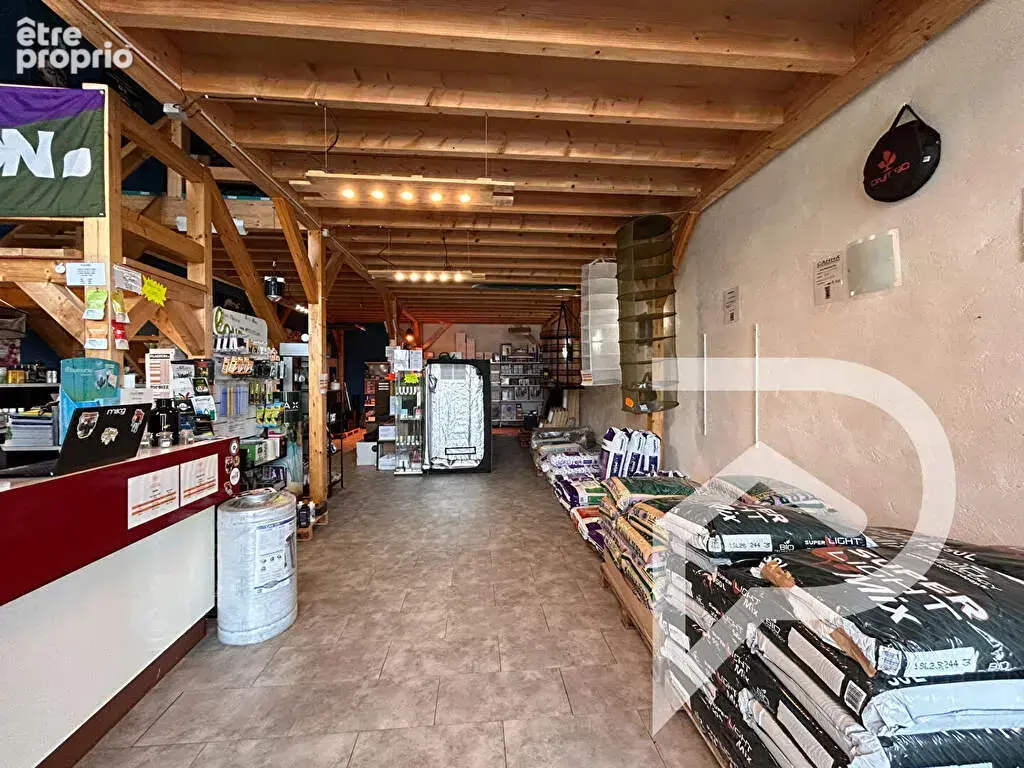 Cellule de 195 m² -  Centre commercial de Pirey - photo 2
