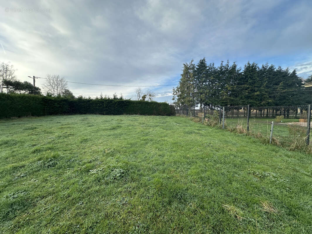 Terrain à SILLY-SUR-NIED