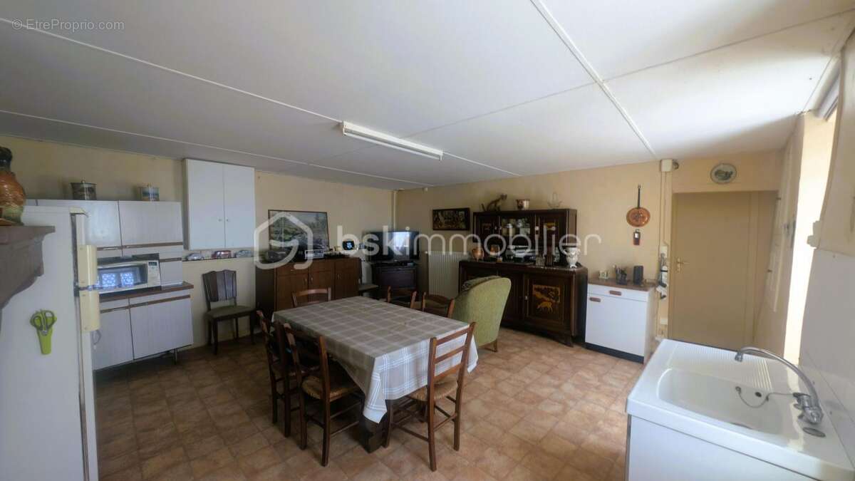 Maison à rénover avec nombreuses dépendances - photo 3