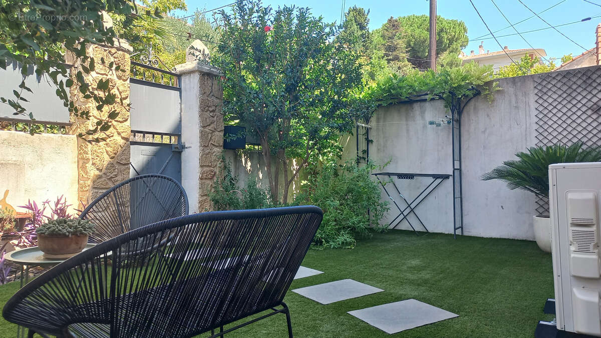 Maison de caractère entièrement rénovée avec jardin et dépendances. - photo 2