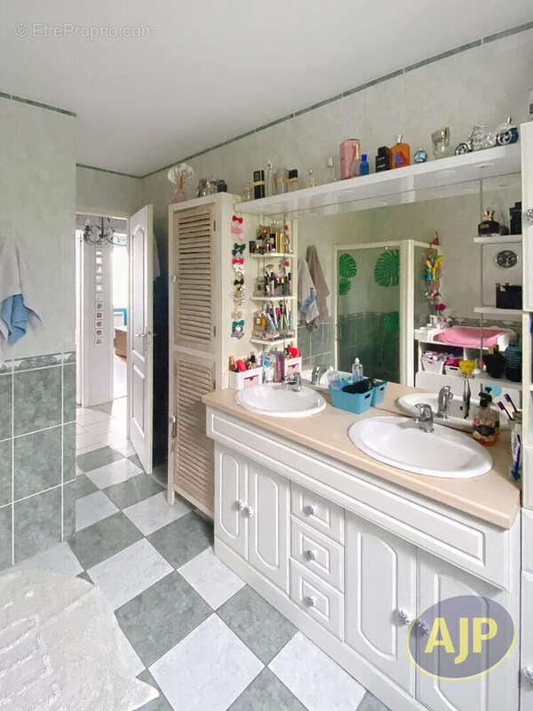 Maison fonctionnelle avec sous-sol aménagé et vue imprenable - photo 12