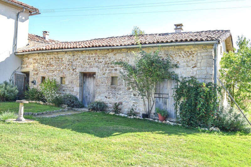 ANNEXE - Maison à GENOUILLE