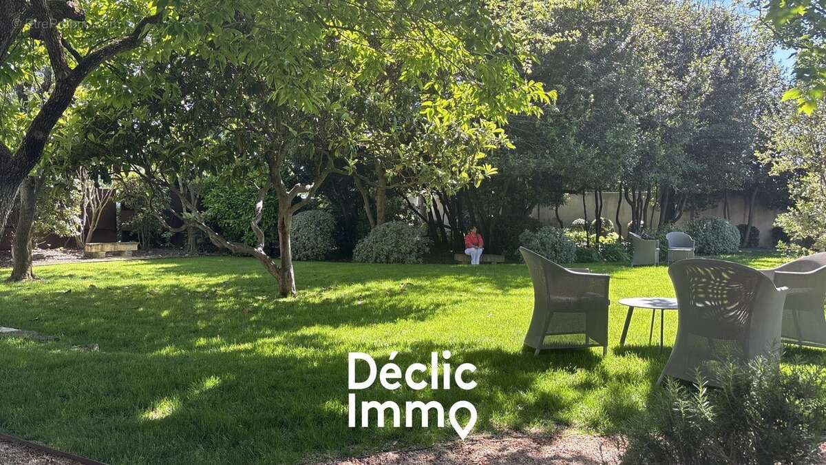Murs commerciaux d'exception : gastronomie étoilée et hôtel 4 étoiles au cur d'un domaine . - photo 3