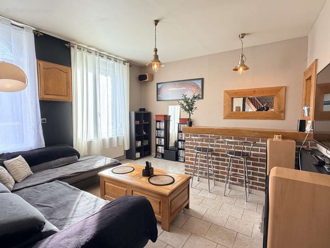 Salon - Maison à MONCHECOURT