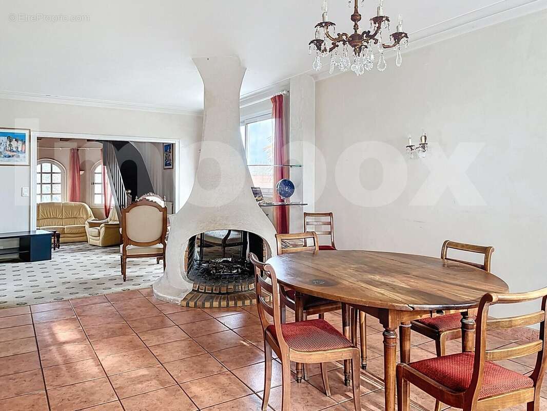 mr-daycard-la-varenne_00001(1) - Maison à LA VARENNE