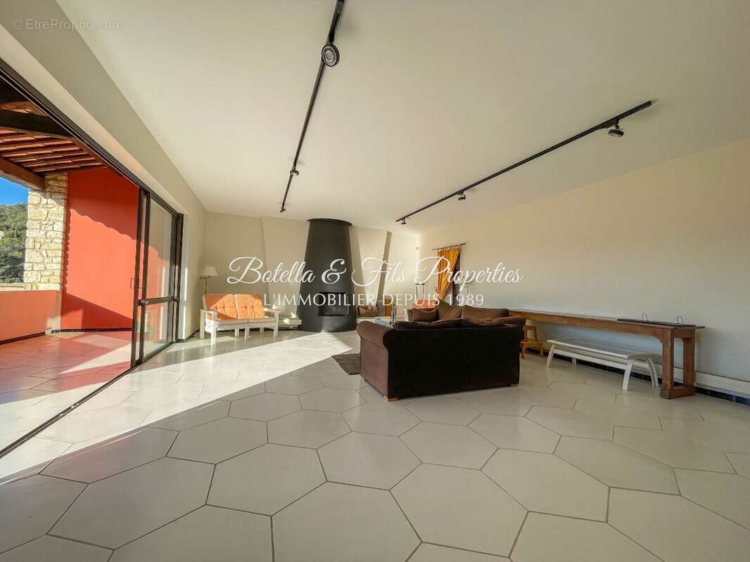 Maison à LA ROQUE-SUR-CEZE