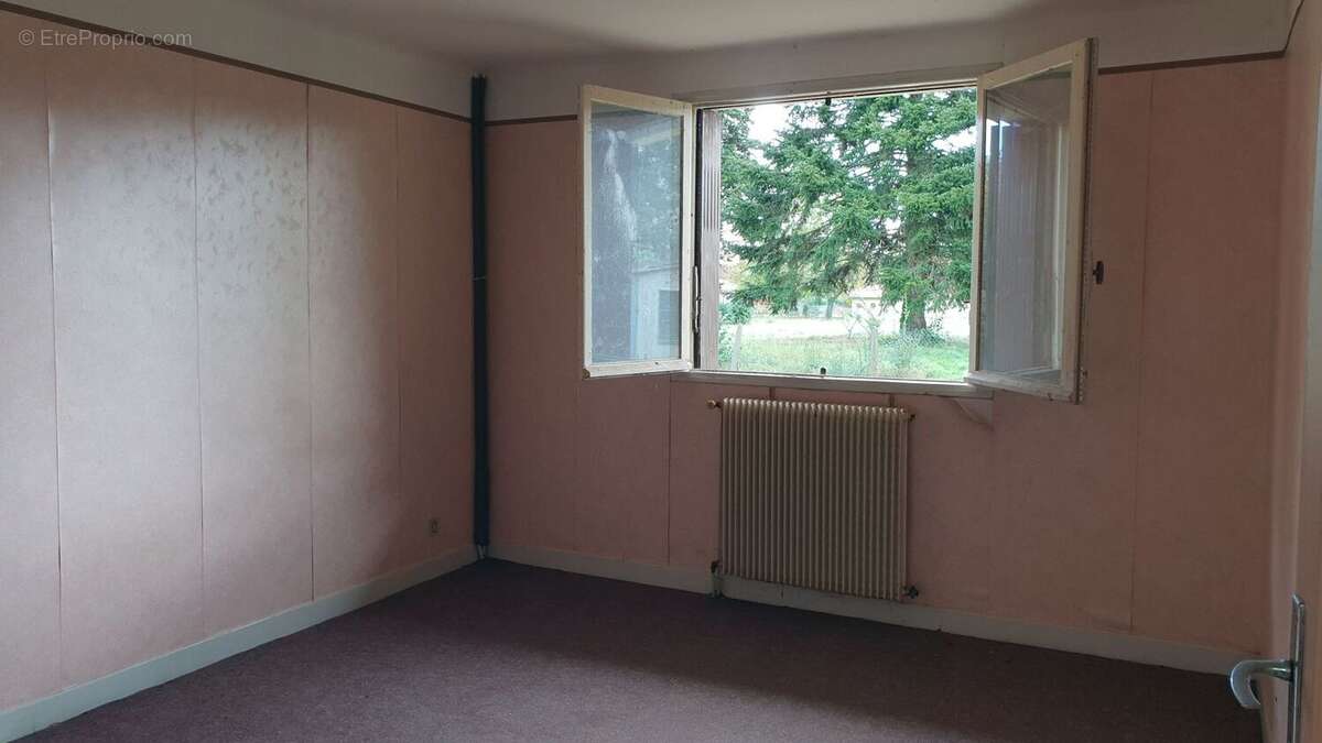 m chambre 1.1 - Maison à TRIE-SUR-BAISE