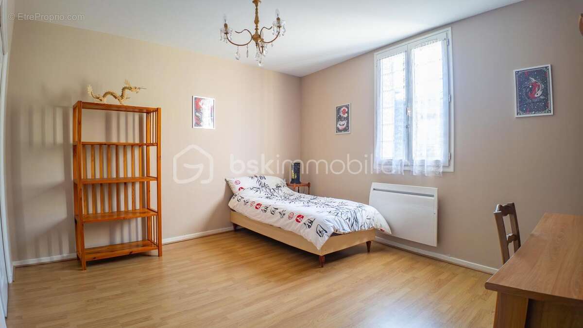 Magnifique appartement 3 pièces, spacieux (88 m²), entièrement rénové dans une résidence sécurisée (avec ascenseur, cour collect - photo 3