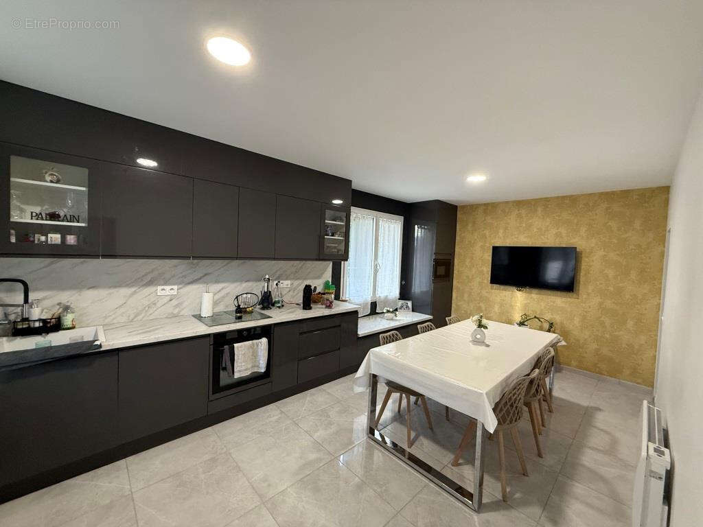 Maison à SAINT-YZAN-DE-SOUDIAC