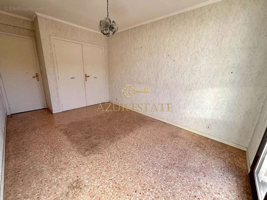 Appartement à SAINT-LAURENT-DU-VAR