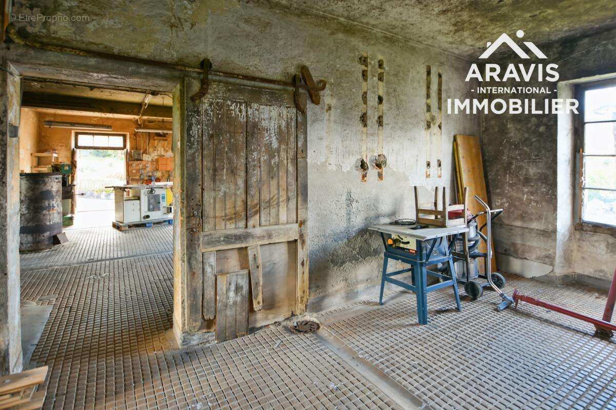 Maison à LA RIVIERE-ENVERSE