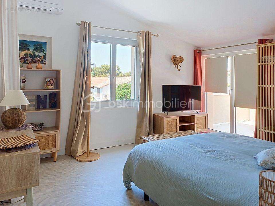 Maison entièrement rénovée de 141m2 + Studio indépendant de 22m2 - Terrain paysagé de 420m2 - photo 10