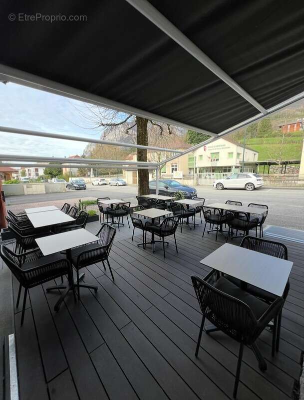 Commerce à LA TERRASSE