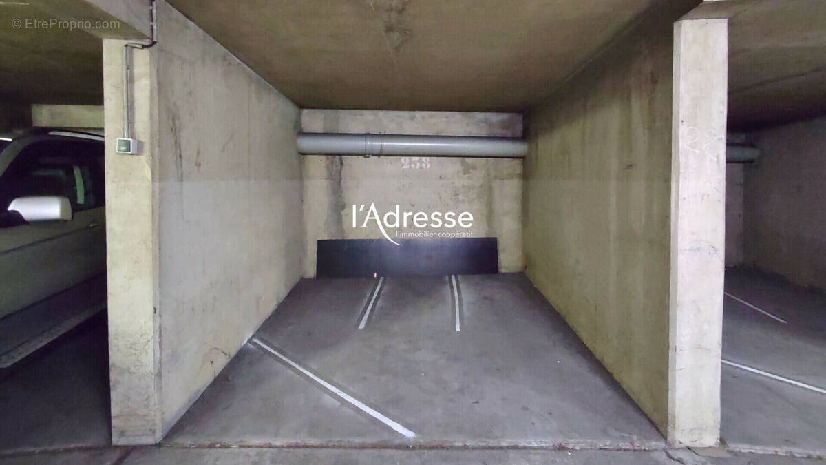 Parking à PARIS-15E