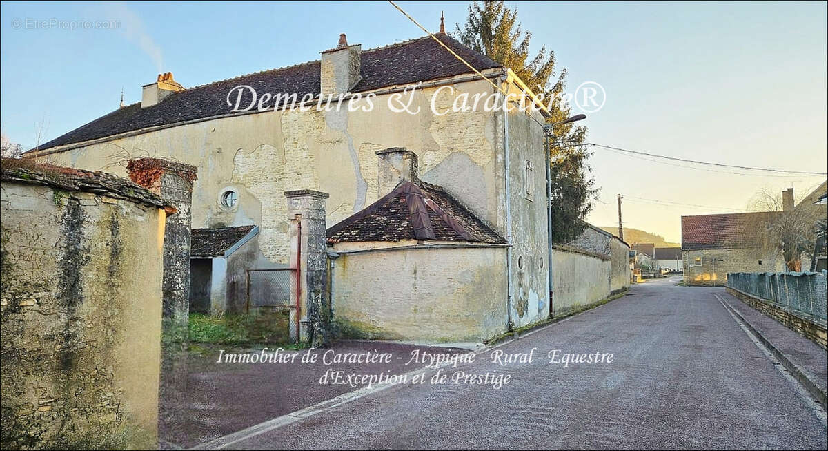 Propriété - Maison de Maître et dépendances à rénover sur parc clos. - photo 17