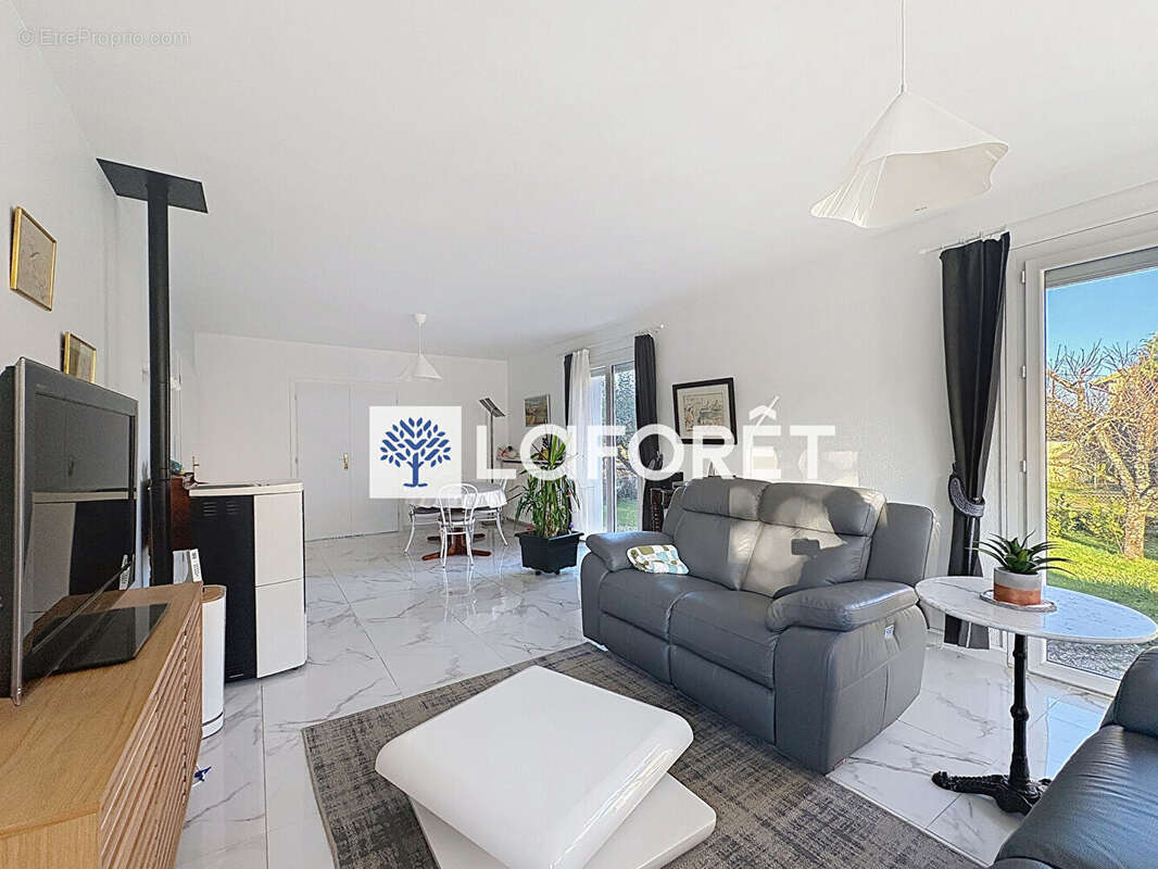 Maison à VIEUX-CHARMONT