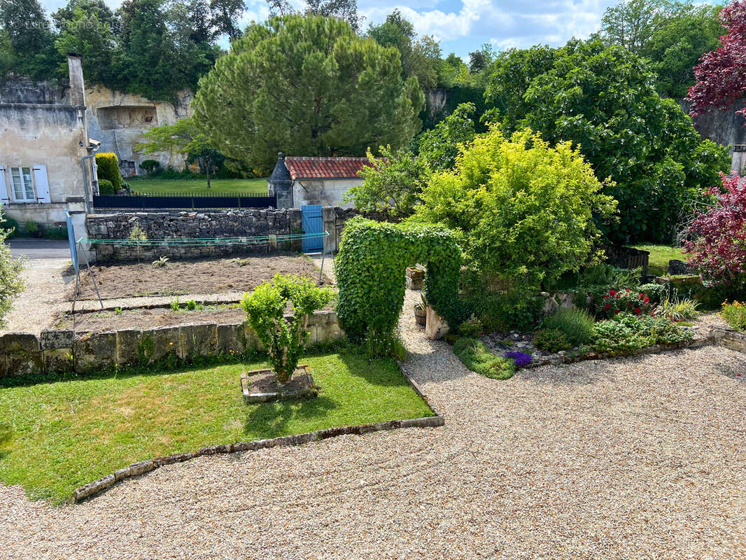 Maison à SAINT-MEME-LES-CARRIERES