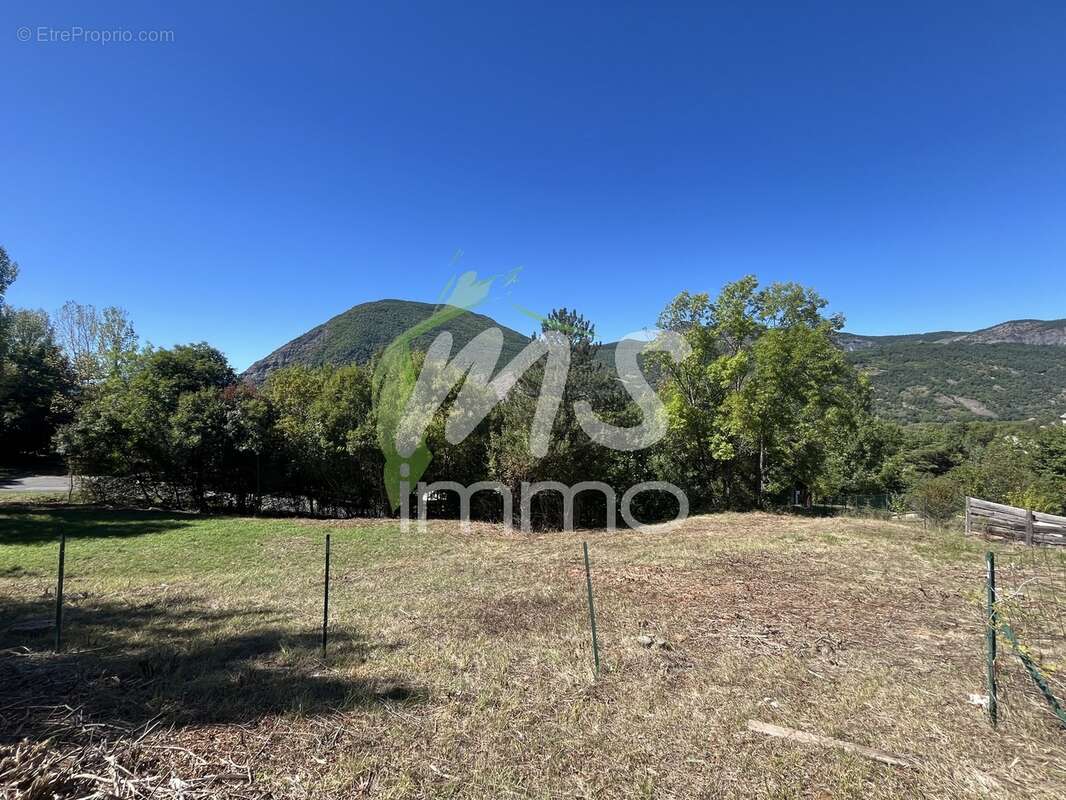 Terrain à SAINT-ETIENNE-LE-LAUS