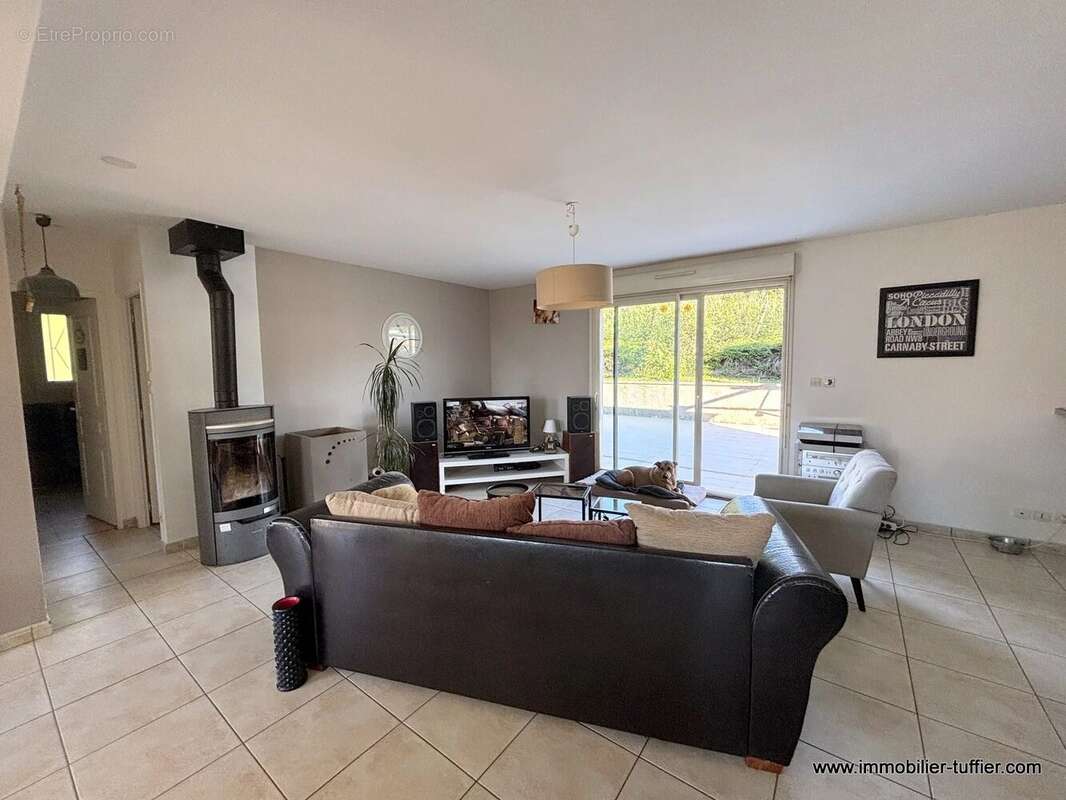 Maison à NUILLE-LE-JALAIS