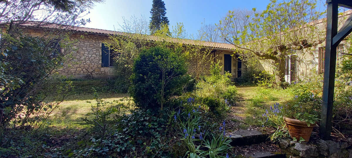 Maison pierre 7 pièces avec dépendance sur 1,13 hectare   Fort potentiel à rénover   Proche commodités - photo 2