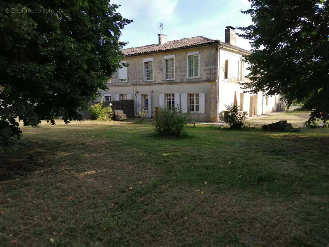 Appartement à PRIGNAC-ET-MARCAMPS