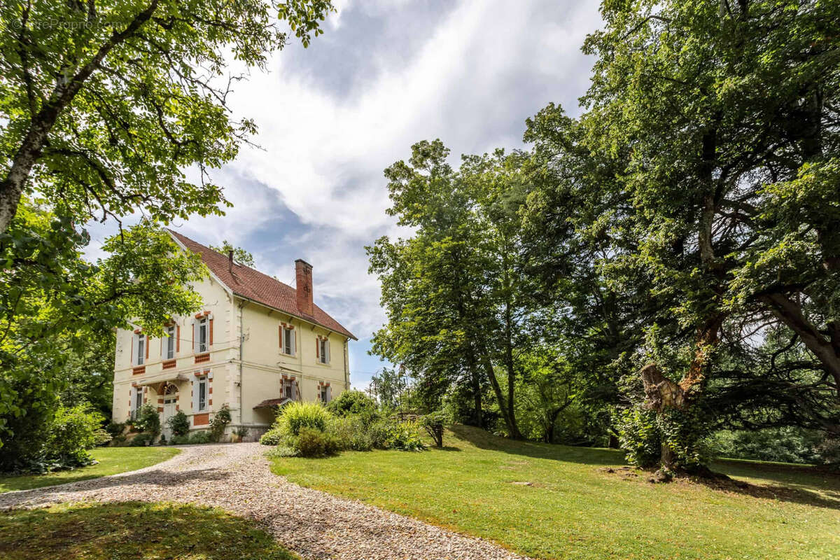 Country property with pool and stables - photo 16