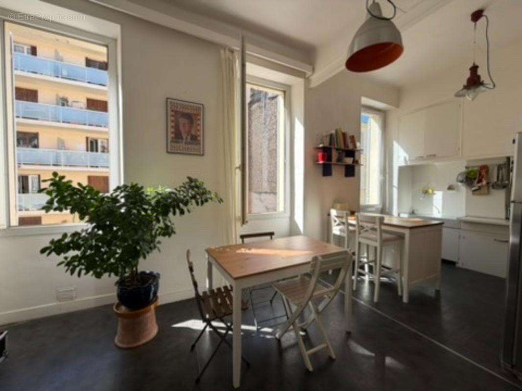 Vente Appartement T3/T4 77 m² Marseille 1er – Quartier Longchamp (Charmant 3 Fenêtres Marseillais) - photo 2