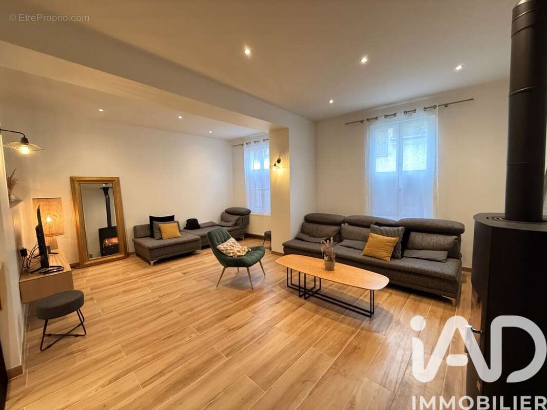 Maison 207 m² à Crecy-La-Chapelle  - photo 3