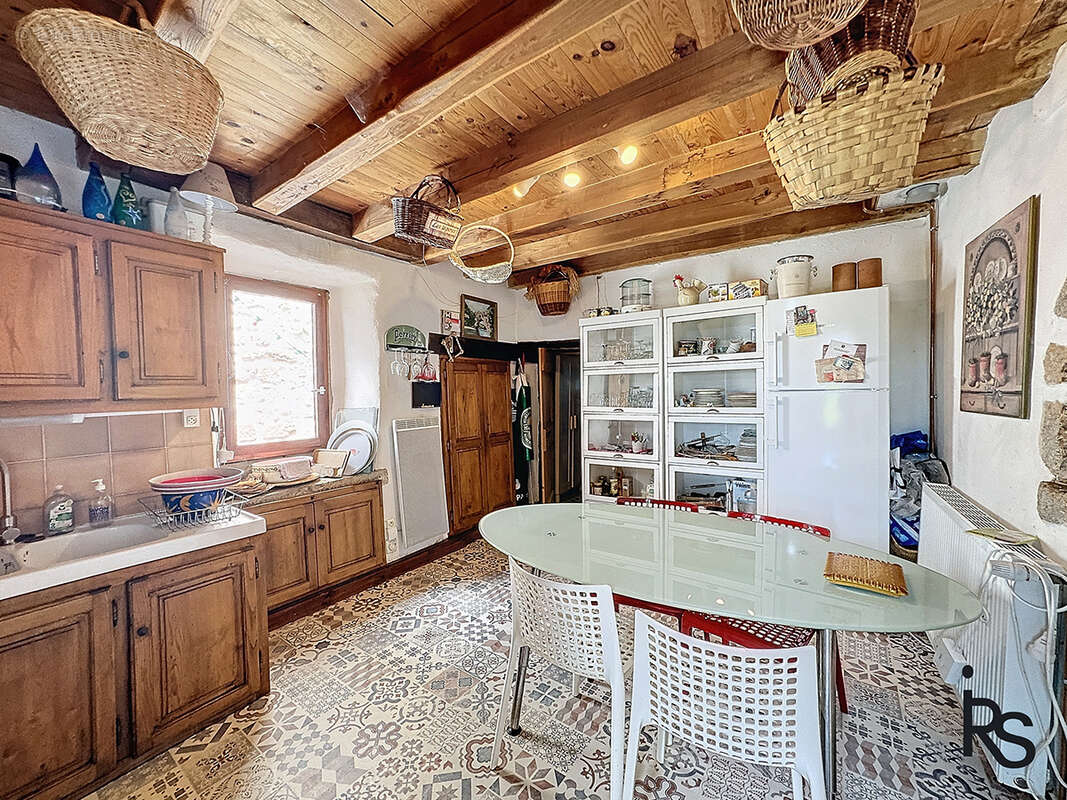 Dans un hameau typique, un ensemble immobilier de 3 maisons avec 8300 m2 de terrain et une vue splendide. - photo 10