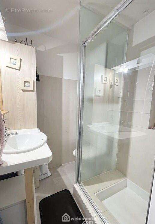 Salle d?eau moderne fonctionnelle et facile d?entretien - Appartement à SAINTE-MAXIME