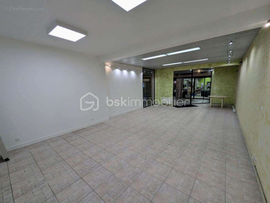 Commerce à SAINT-GEORGES-DE-REINTEMBAULT