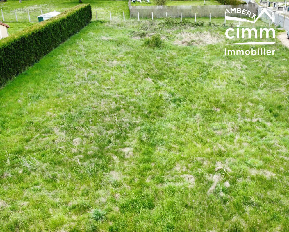 Terrain à MARSAC-EN-LIVRADOIS