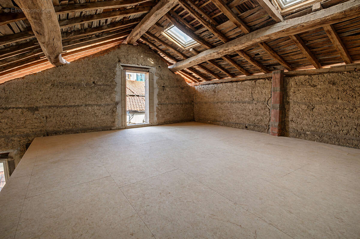 Commerce à MEXIMIEUX