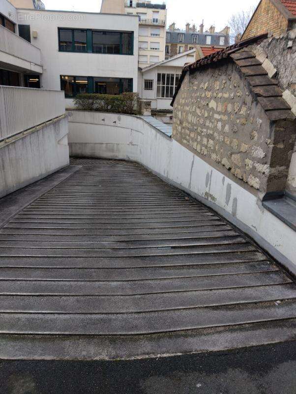 Parking à PARIS-15E