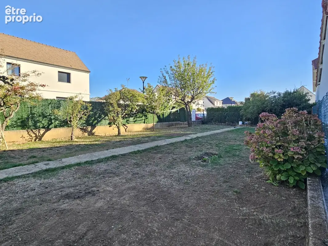 Terrain à SERVON
