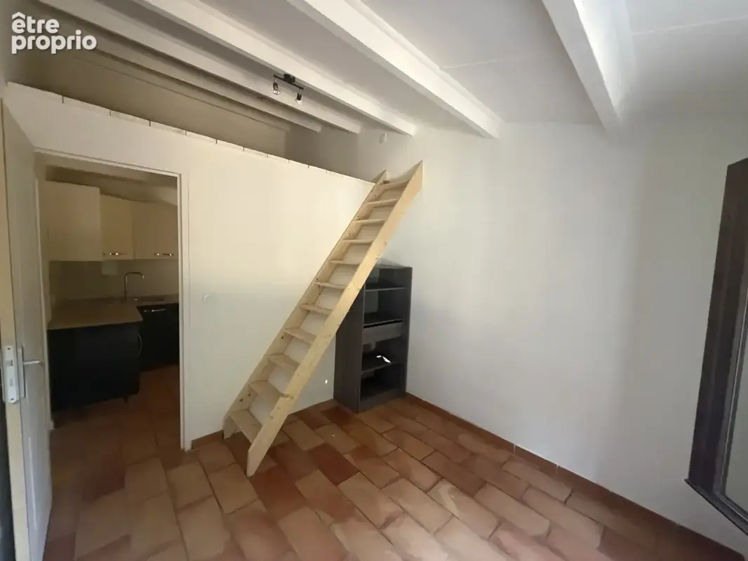 À Aups   Maison de plain-pied avec extérieur et stationnement - photo 12