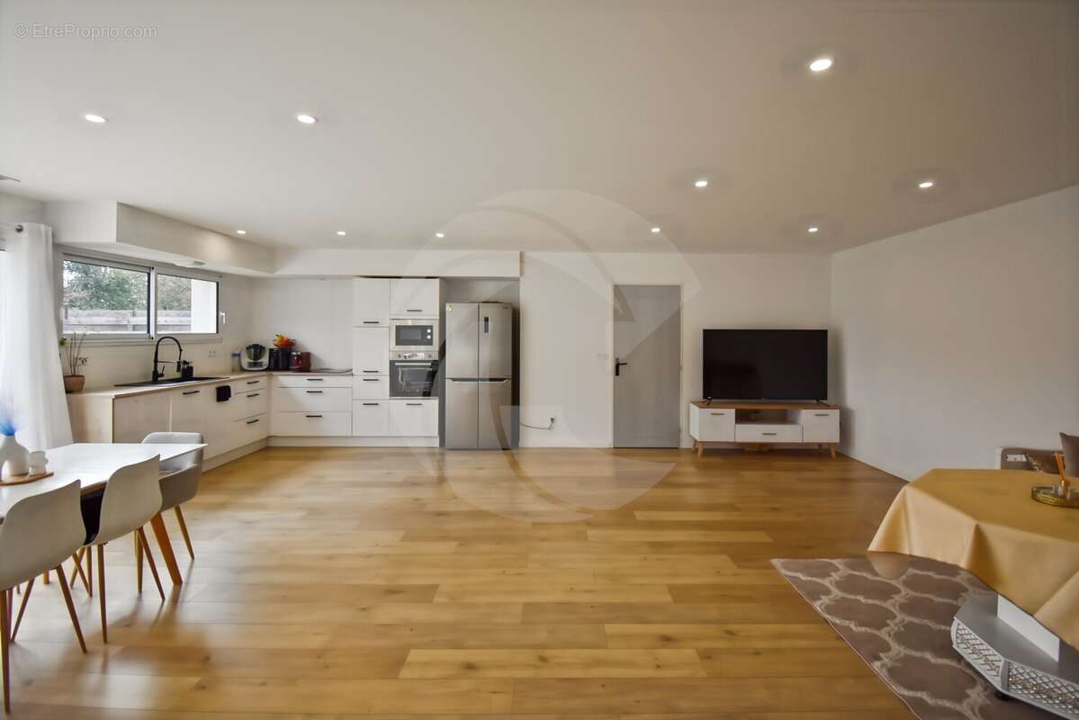 Maison à NEGREPELISSE