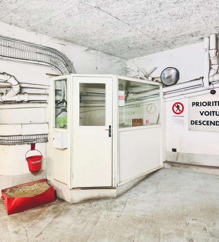 Parking à PARIS-4E