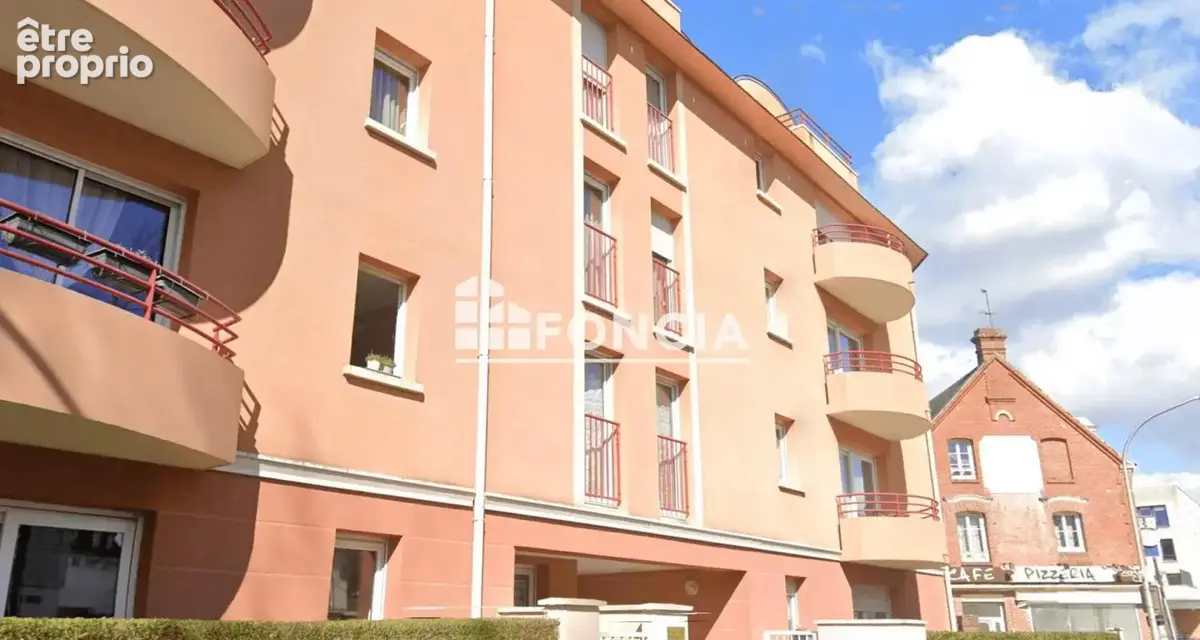  Lisieux — Appartement 2 chambres avec Ascenseur, balcon-terrasse, garage et une place de parking privative - photo 1