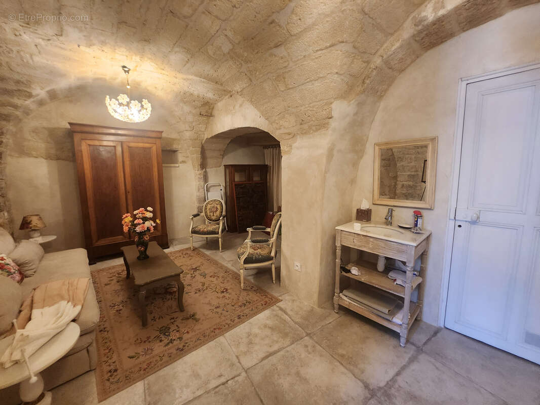 UZES Centre, Elégante maison de caractère d'exception, vendue meublée, jardin, terrasse et garage - photo 17