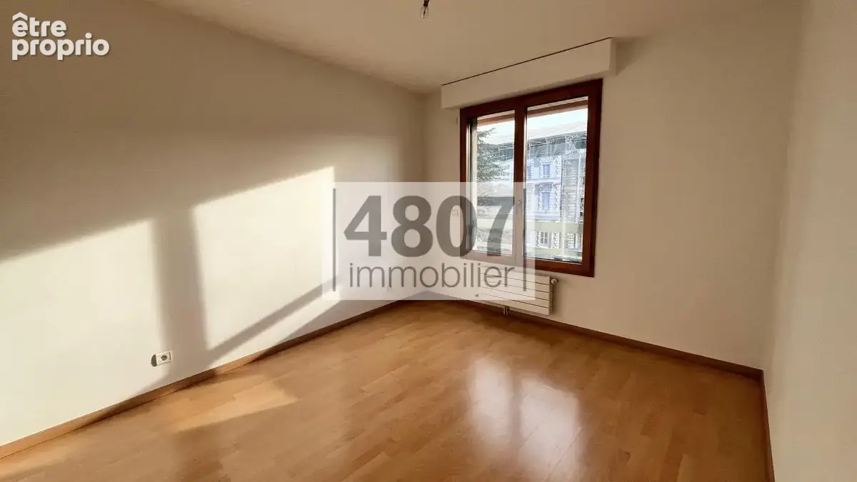 4 pièces - 93m2 habitable- Centre-ville de St Julien - photo 5