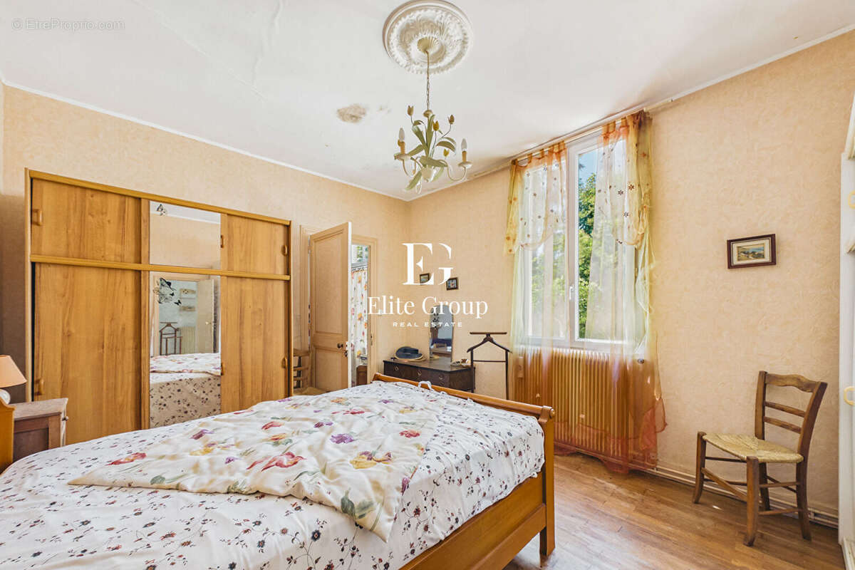A Vendre Maison à Rénover - Rochefort - 6 Pièces - 146 m² - photo 12