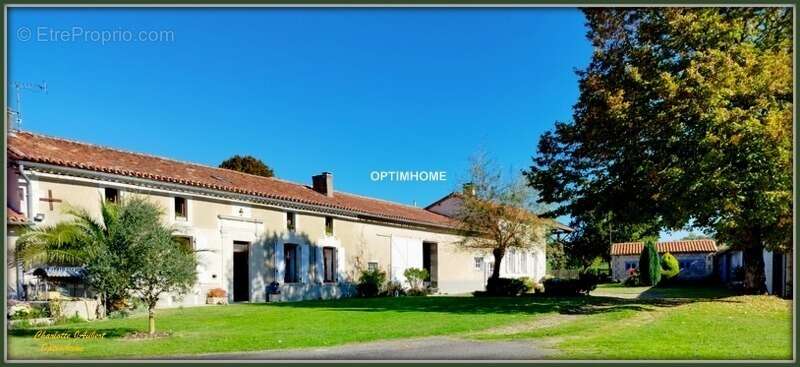 Maison à MONTMOREAU-SAINT-CYBARD