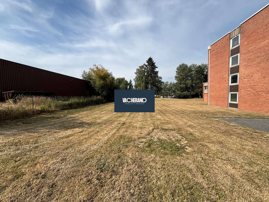 Terrain à NEUVILLE-EN-FERRAIN