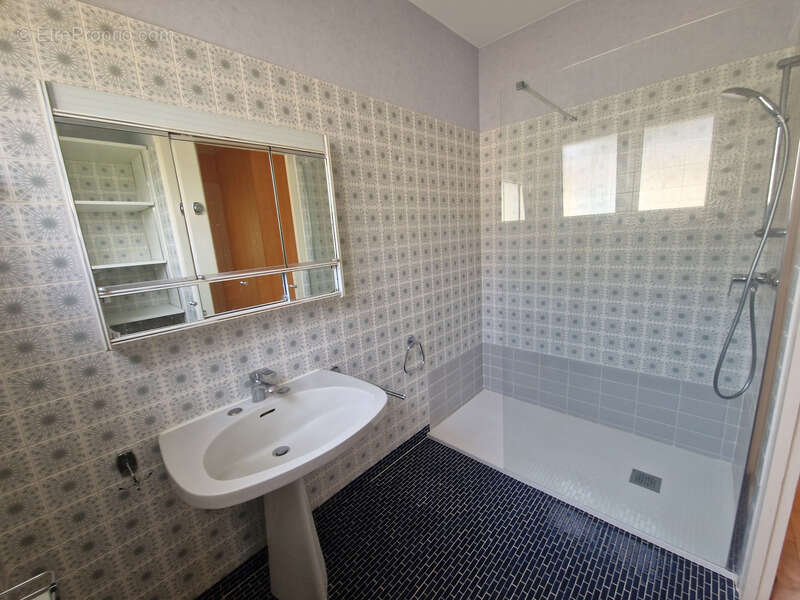 Dpt Charente Maritime (17), à vendre SAINT JEAN D'ANGELY maison P5 de 144 m² habitables avec garage - photo 5